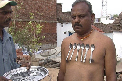 印度“带电”男子身体有磁性 可吸附金属餐具（组图）