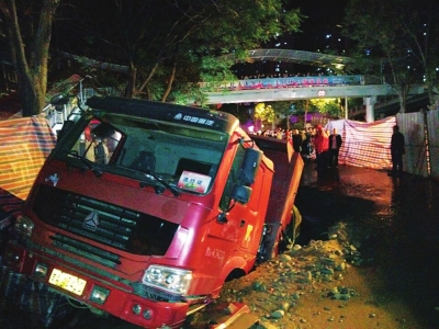 西北油漆厂附近路面突然塌陷