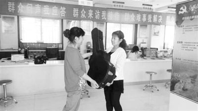 【追踪】兰州：爱心人士捐千元 苏凤莉为女儿换吉他心愿终了