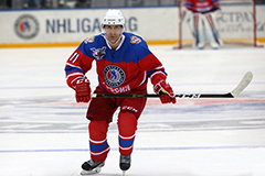 俄总统普京参加冰球比赛获胜