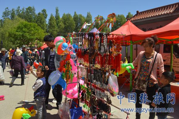 张掖临泽四月八香古寺游人如潮（组图）