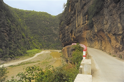 陇南徽县江峡洞天公路：永宁河畔峭壁上的“挂壁公路”