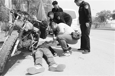 兰州：摩托骑手晕倒街头 记者路过紧急救助