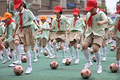 小学生玩转足球尽享快乐
