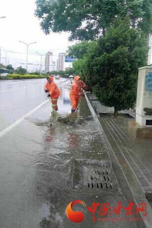 兰州市七里河区环卫局及时启动雨天应急预案（图）