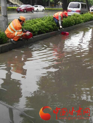 兰州市七里河区环卫局及时启动雨天应急预案（图）