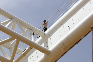 兰州一名男子三日内两度爬上元通大桥“跳桥”