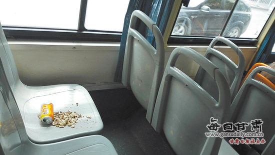 兰州：无良乘客将公交车座椅当“垃圾箱”