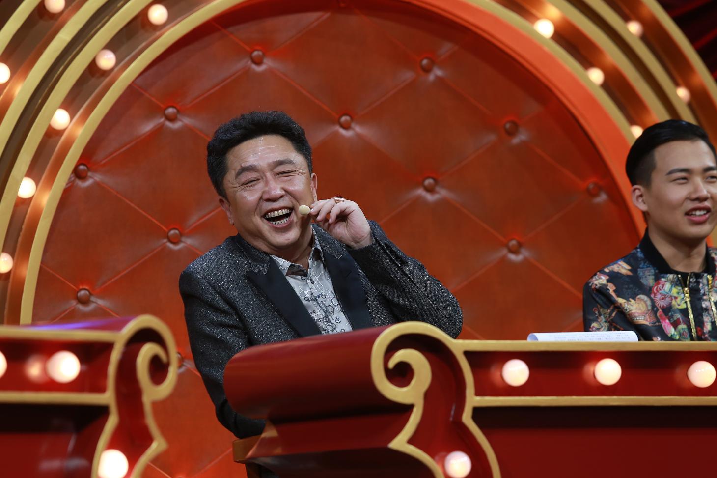 《喜剧狂》于谦爆烫头秘诀 塞钢丝球(图)