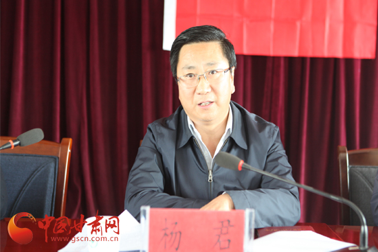 张掖民乐县委书记杨君在六坝镇为基层党员讲“两学一做”专题党课（图）