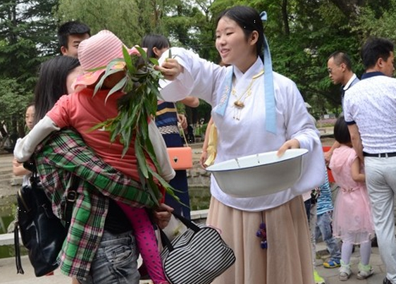 天水市民身着汉服端午节祭祀屈原 互道安康（组图）