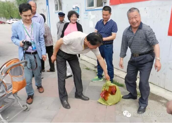 精准脱贫|陇南成县宋坪乡阳山村贫困户网上预订土鸡发放活动举行（图）