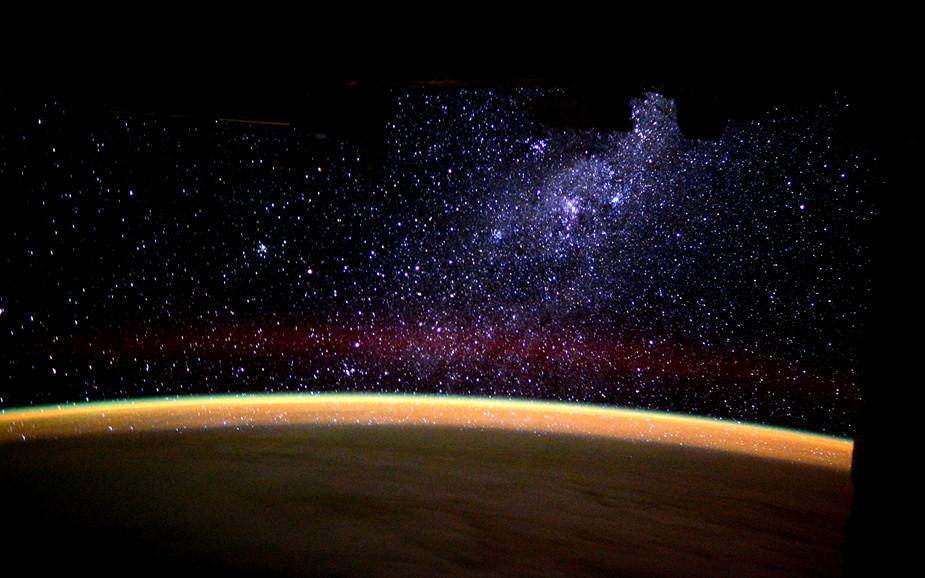 宇航员捕捉震撼美景：灿烂银河从地平线上升起