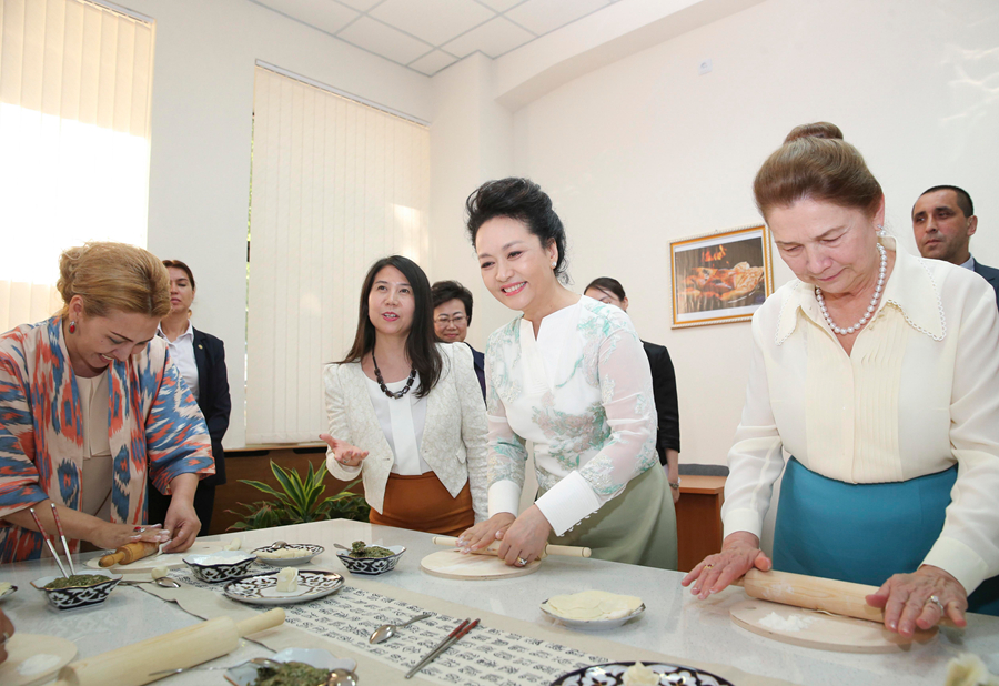 彭丽媛参观塔什干孔子学院 为乌方学生示范包饺子