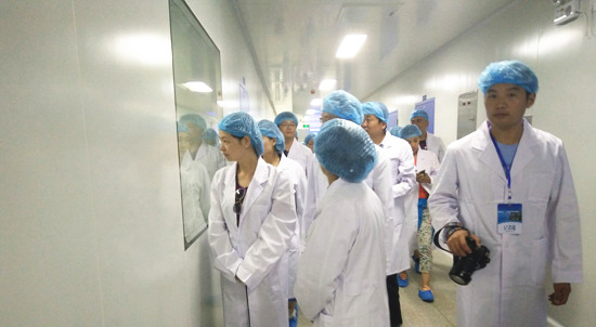 百家网媒记者参观陇西县普尔康药业公司药品生产全过程
