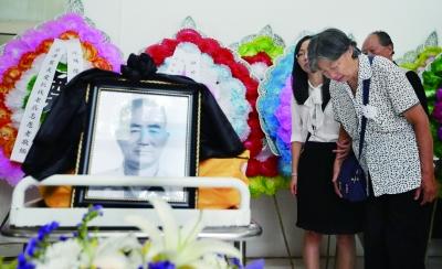 88岁抗战老兵杨去塞去世 遗孀带抗战胜利纪念章告别