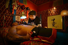 蒙古族小伙刺青展现民族元素