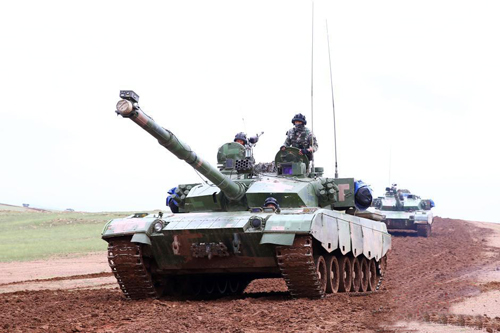 陆军“跨越－2016·朱日和”系列演习进行战场机动