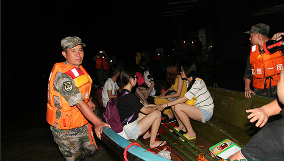 湖北武汉：洪水围困3千师生 陆军紧急救援