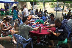 重庆局地气温超40℃ 民众水中打牌吃饭消暑纳凉