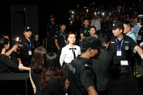 张雨绮性感亮相获保安开路 刘诗诗清纯高马尾似少女