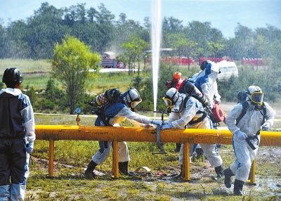 甘肃省党政军领导参加军事日活动 王三运讲话