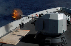 “环太”军演：中国海军编队主炮对海上移动靶射击
