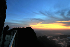中国海拔最高玻璃栈道对游客开放 每平方米可容纳10人经过