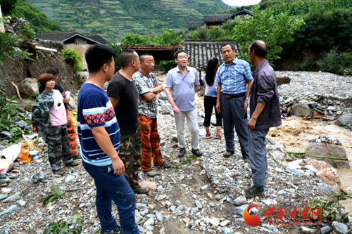 白水江林业局党委书记张林红现场了解灾情并指导抢险救灾工作