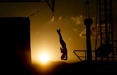 参加里约奥运会的跳水选手在夕阳中训练