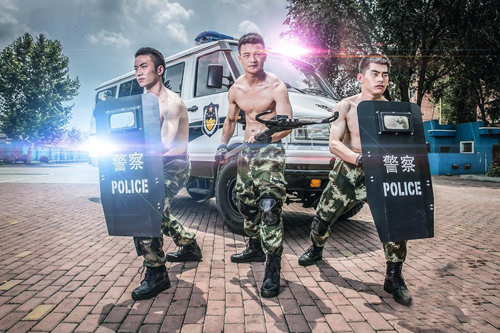 青岛边防战士拍警营写真 完美身材大秀八块腹肌