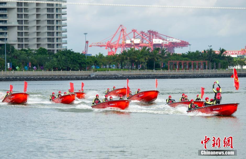 海南消防首次举行大规模水域救援实战综合演练