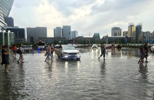 成都遭遇短时大风暴雨冰雹袭击 施工围栏被吹翻