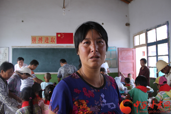 兰海商贸城走进秦安六图小学 为贫困山区孩子送去希望(组图)