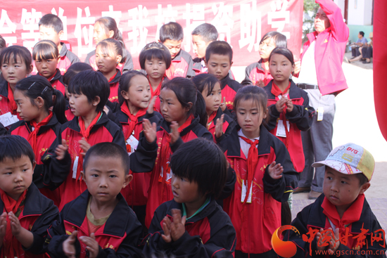 兰海商贸城走进秦安六图小学 为贫困山区孩子送去希望(组图)