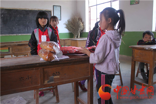 兰海商贸城走进秦安六图小学 为贫困山区孩子送去希望(组图)