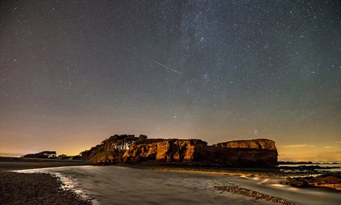 英国英仙座流星雨夜空美景引关注