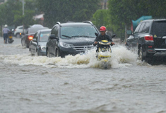 南海热带低压携暴雨袭琼 海南逾万人转移