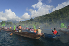 泸沽湖摩梭群众欢度“转山转海节”