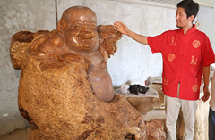 甘肃根雕艺人进口千年胡杨塑巨型“弥勒佛”