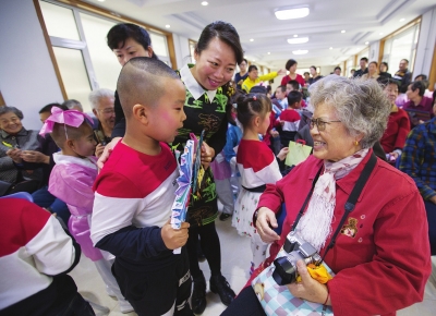 民勤街幼儿园小朋友慰问老干部