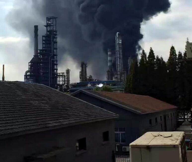 南京金陵石化炼油厂发生爆炸 现场腾起大量黑