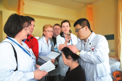 乌克兰学员在甘肃中医药大学附属医院观摩学习