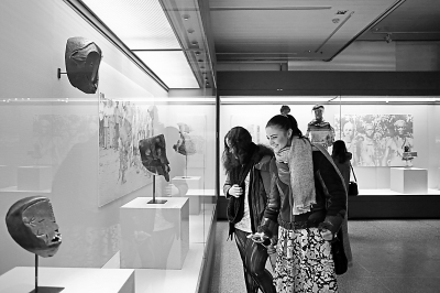 外国游客在甘肃省博物馆欣赏《中非珍稀面具艺术展》（图）