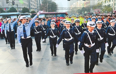 兰州：12月2日 小朋友们向交通警察学习交通指挥动作