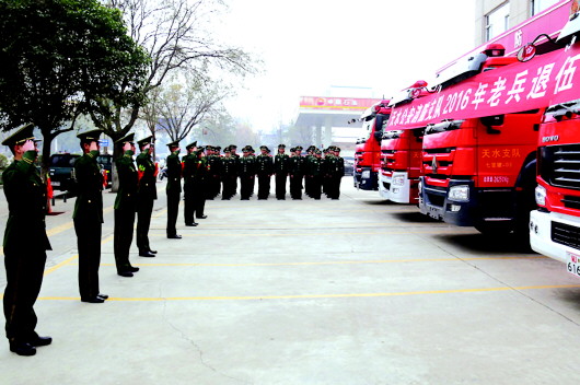 天水消防支队退伍老兵向陪伴多年的红色战车敬礼告别（图）