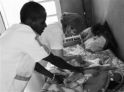 甘肃援马达加斯加医疗队：没电没水没有麻醉穿刺包 成功剖腹救下两男婴