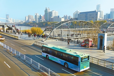 新投入运营的新能源公交车行驶在兰州北滨河路（图）