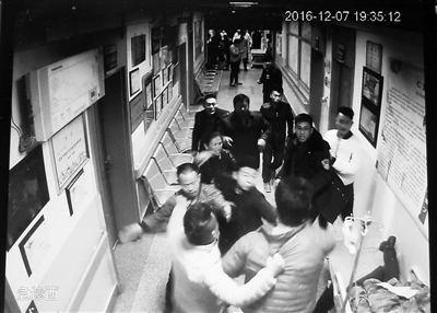 两伙人在兰大一院急诊区3次群殴 警方介入调查（图）