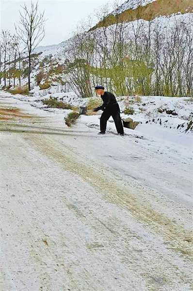 公路义务扫雪22年 白银靖远县73岁老人善举感动靖远乡邻